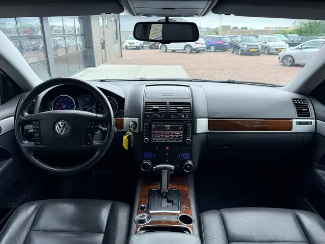 Volkswagen Touareg view 3
