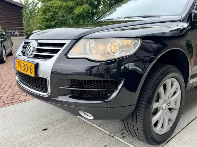 Volkswagen Touareg view 10