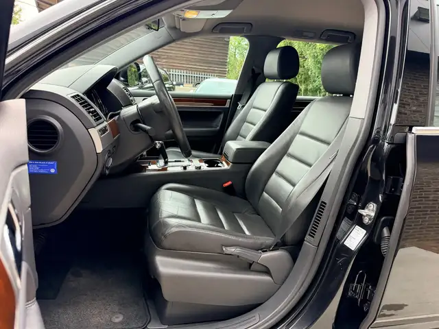Volkswagen Touareg view 4