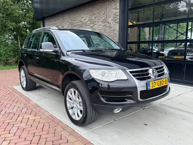 Volkswagen Touareg view 5