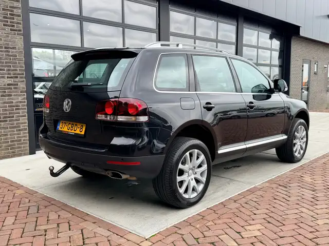 Volkswagen Touareg view 2