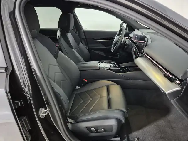 BMW 5 Series view 10