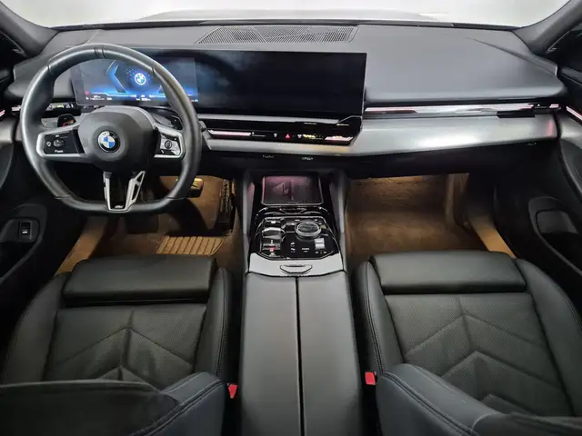 BMW 5 Series view 9