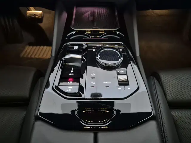 BMW 5 Series view 11