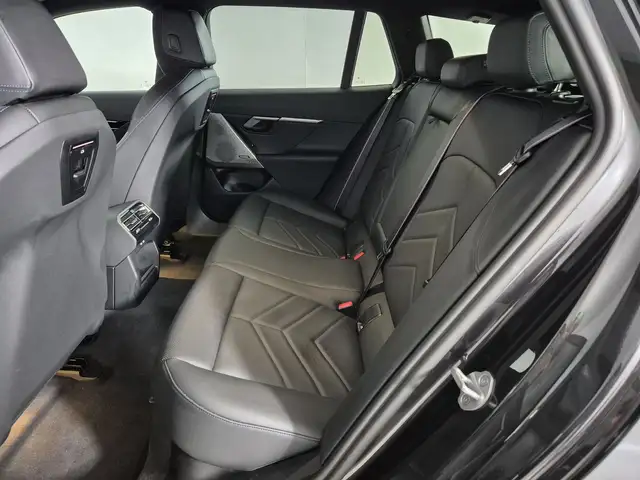 BMW 5 Series view 8