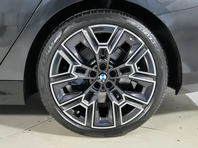 BMW 5 Series view 14