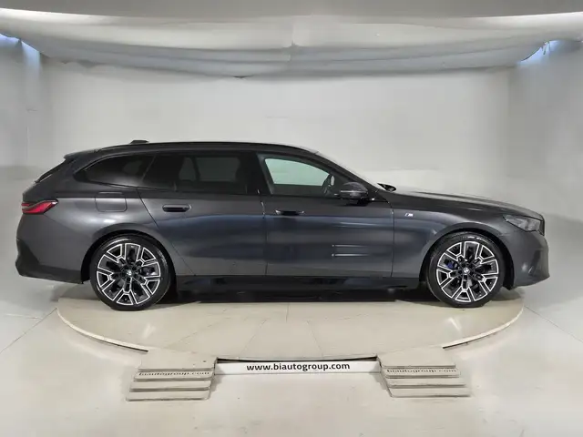BMW 5 Series view 6