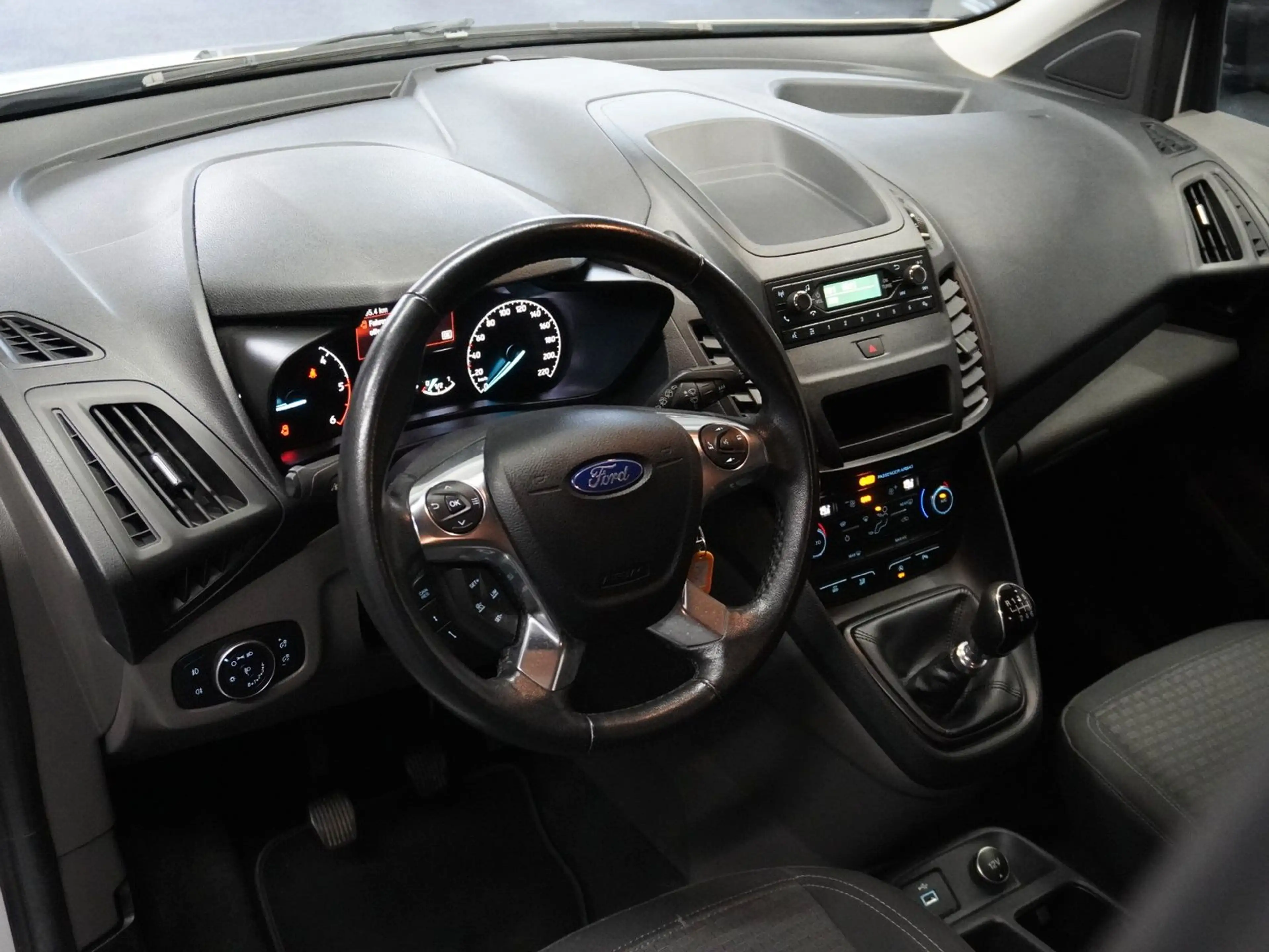 Ford Tourneo Connect Trend 1.5 TDCI — photo 13
