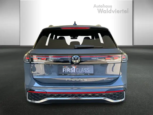 Volkswagen Tiguan view 4