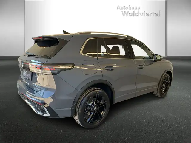 Volkswagen Tiguan view 3