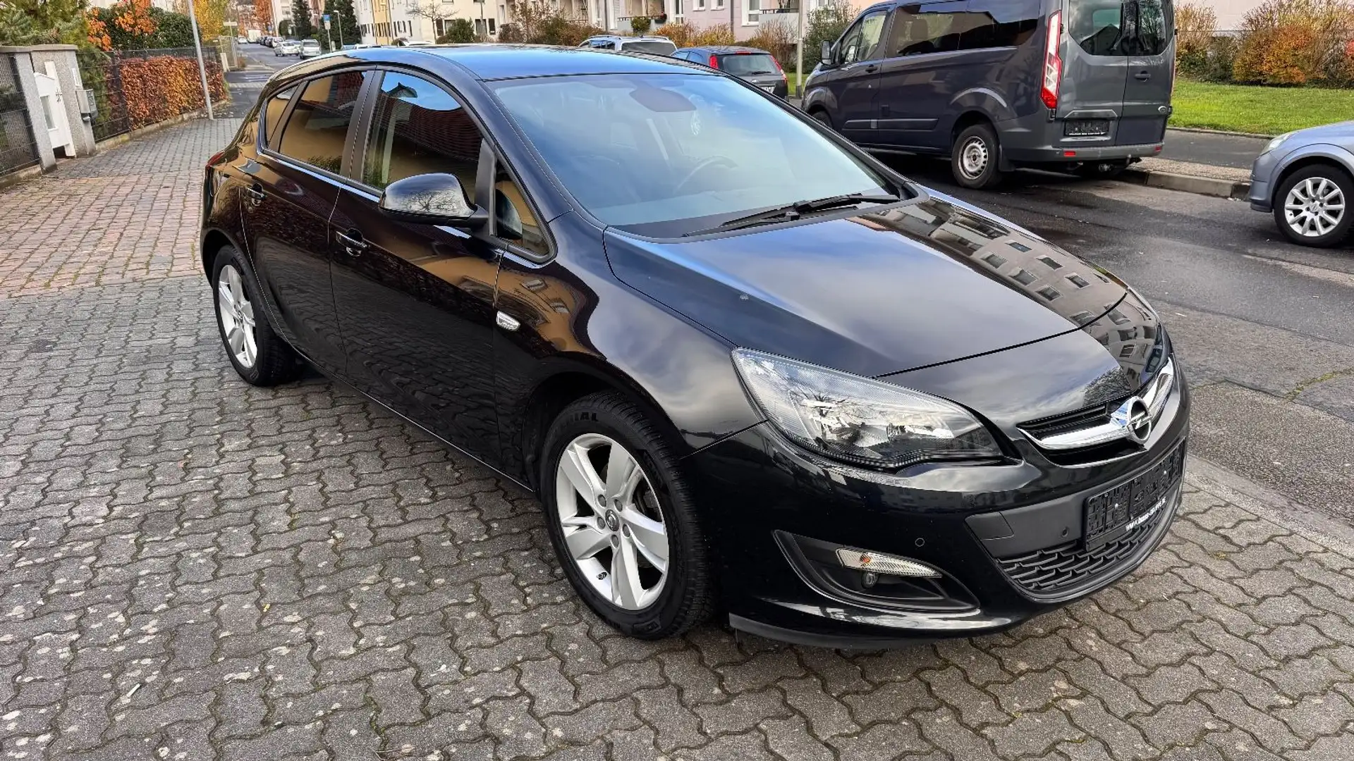 Opel Astra J Lim. 5-trg. Style Schwarz - 1