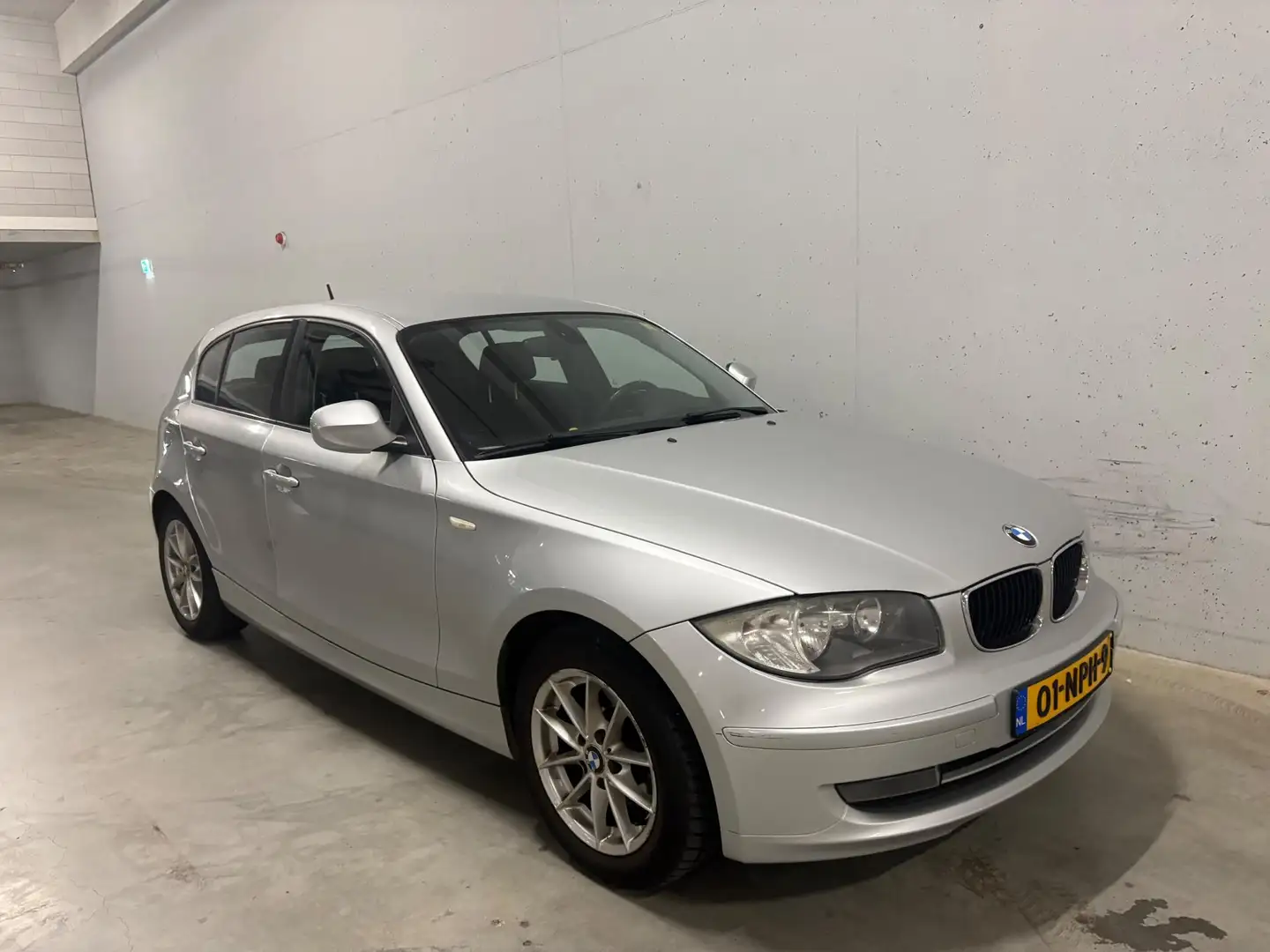 BMW 118 1-serie 118i Business Line 5drs. Airco Cruise C Grijs - 2