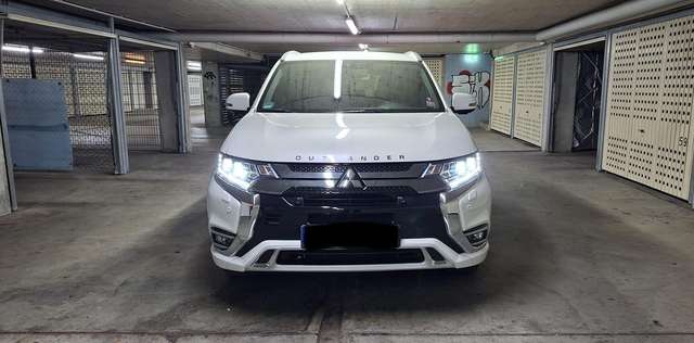 Imagine Mitsubishi Outlander 2.4 4WD Plug-In Hybrid Diamant+