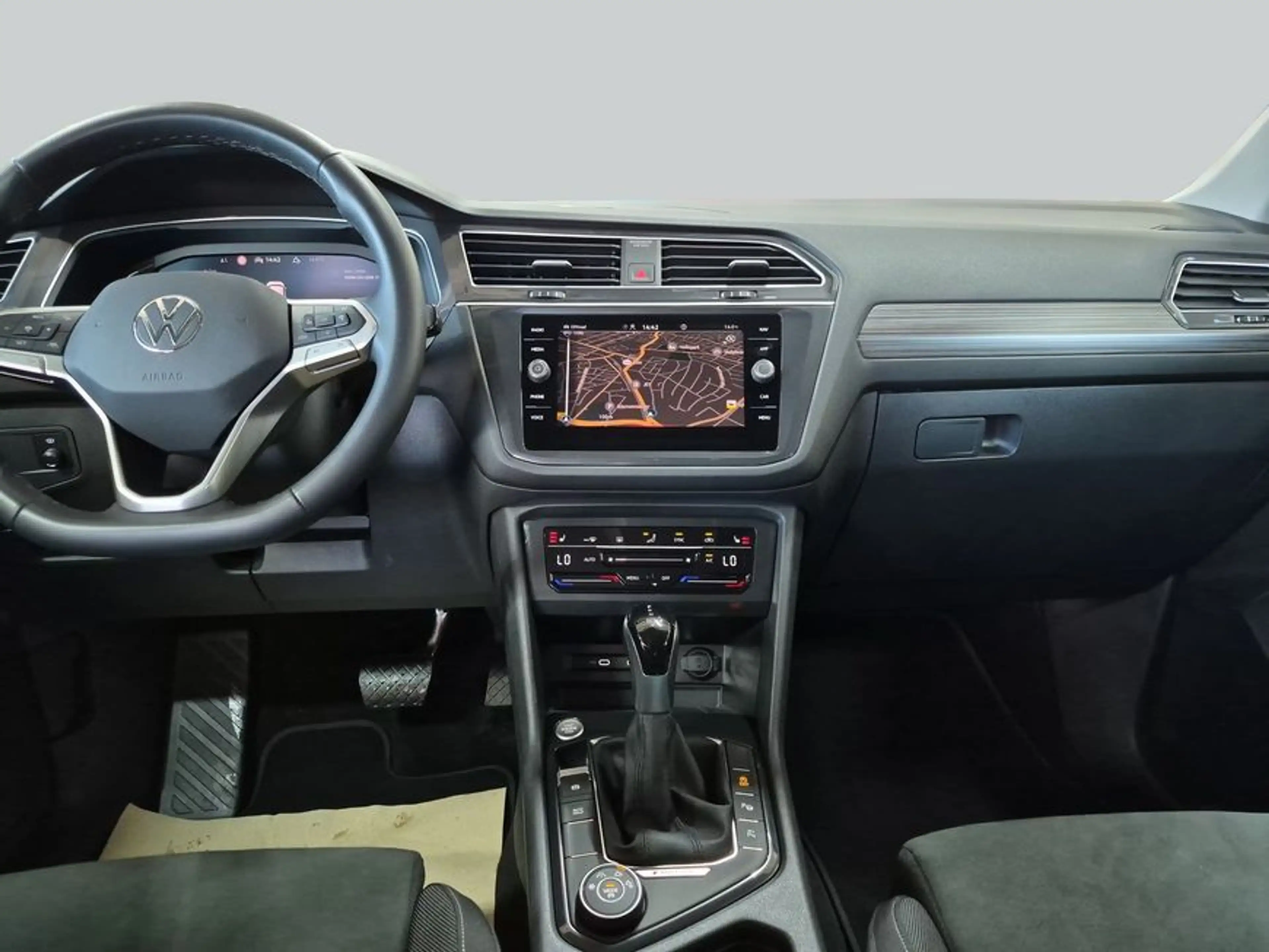 Volkswagen Tiguan Allspace 2.0 TDI SCR 4Motion DSG R-Line AHK — photo 14