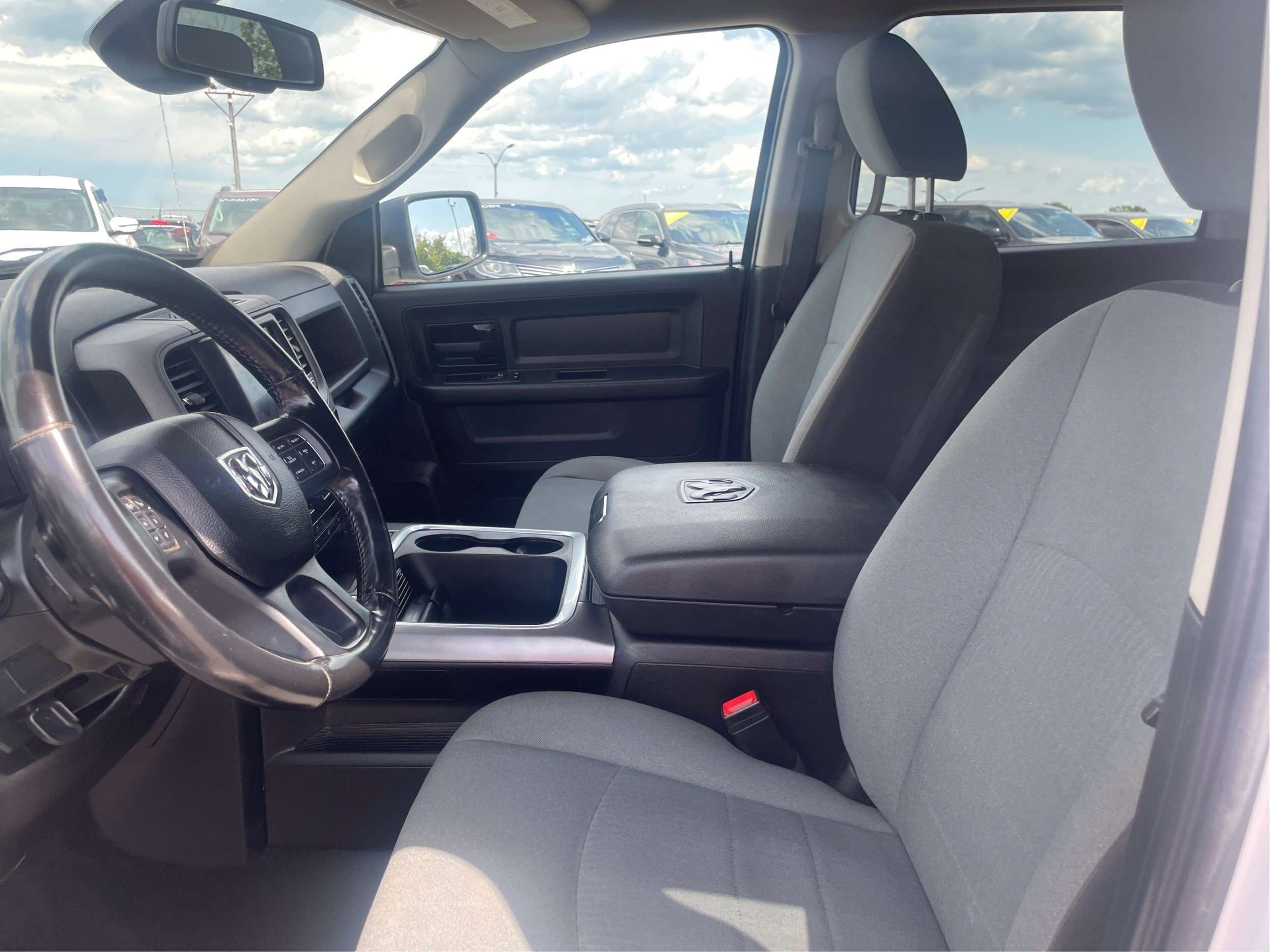 2021 RAM 1500 Express Crew Cab 4x4 5.7L Mags Sièges Chauffants — снимка 1