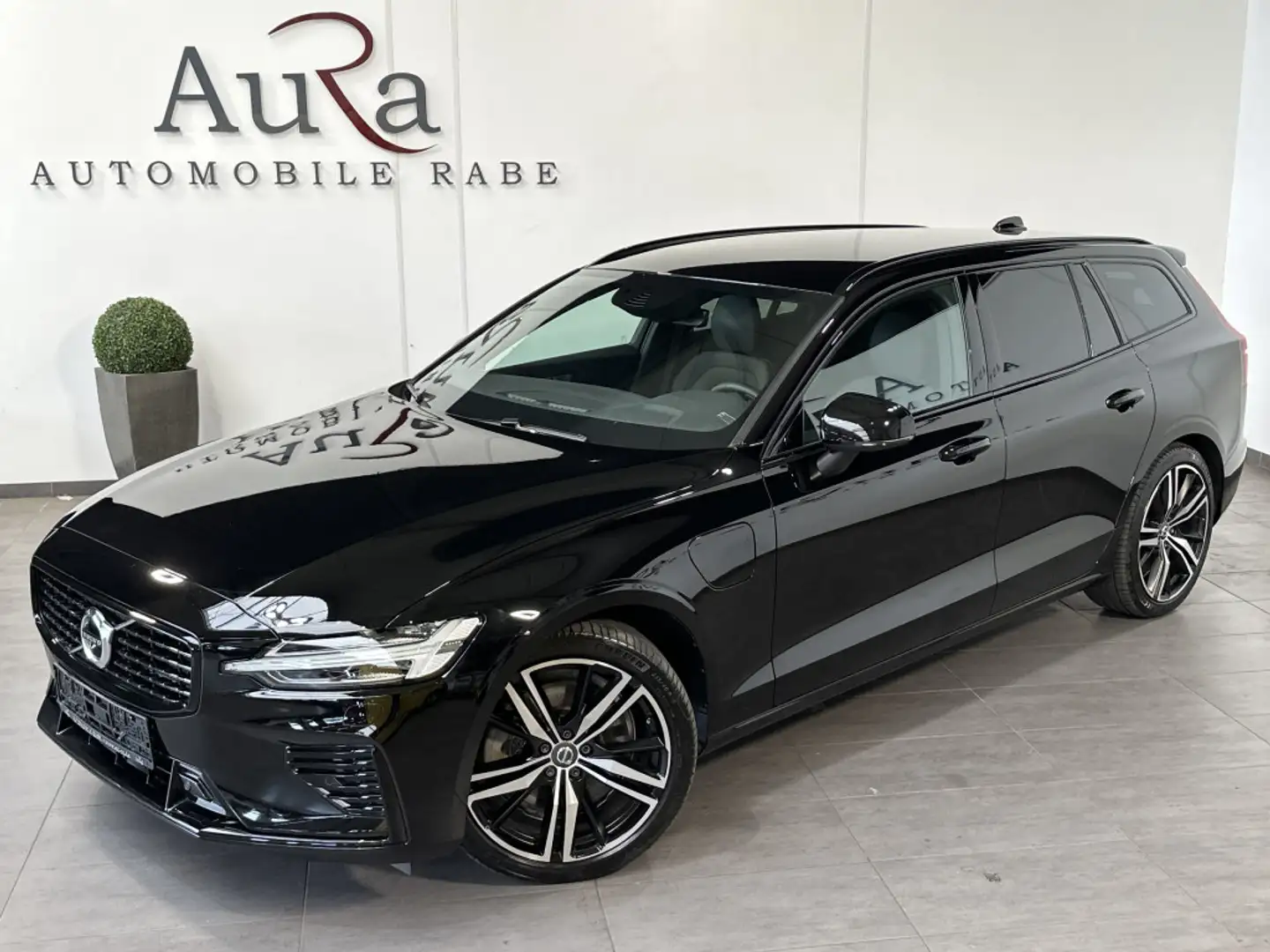 Volvo V60 T8 AWD Recharge R-Design NAV+LED+360°+VCOCK Schwarz - 2