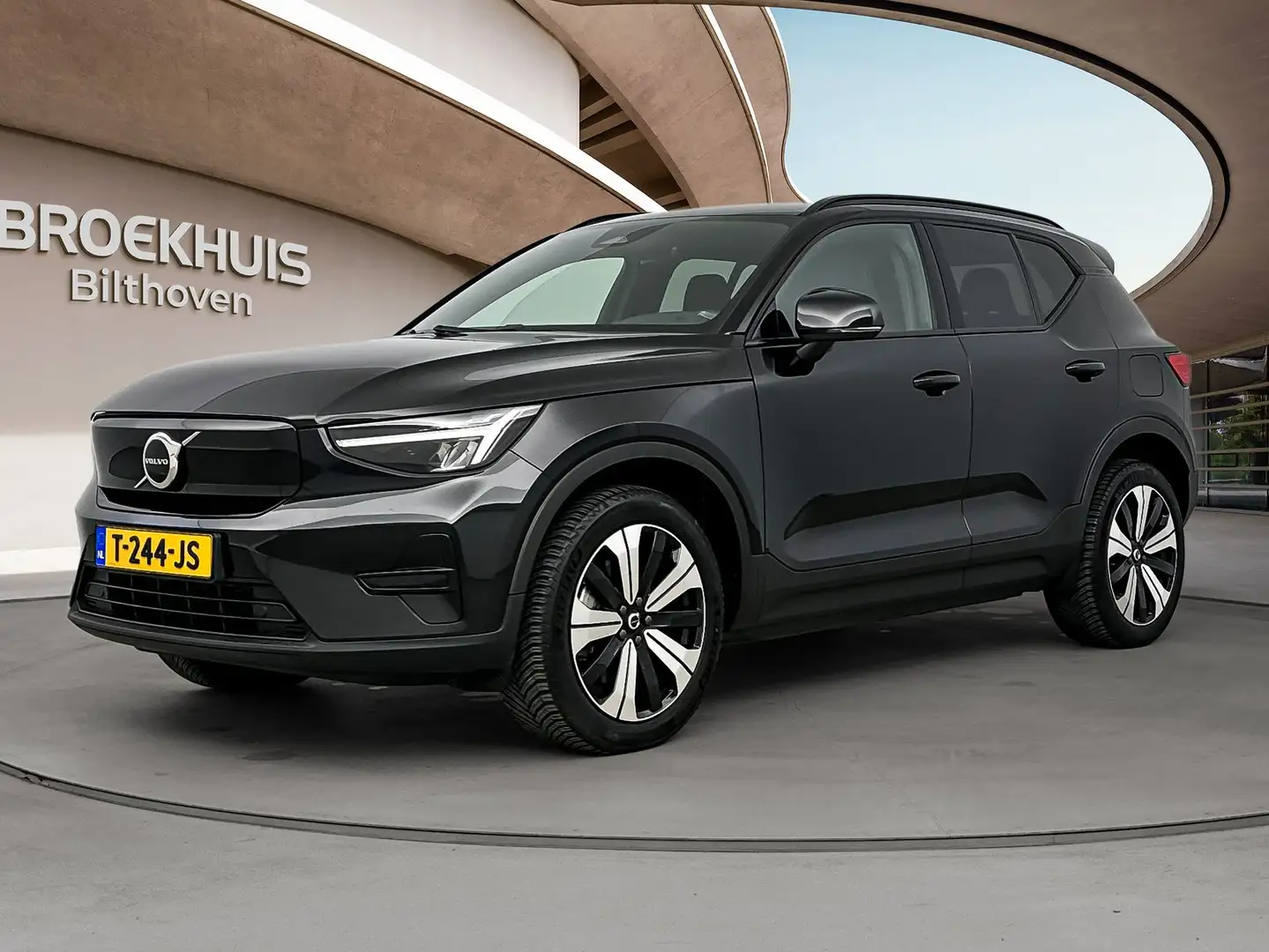 Volvo XC40 Core 70 kWh | Stoel + Stuurverwarming | Warmtepomp Zwart - 2