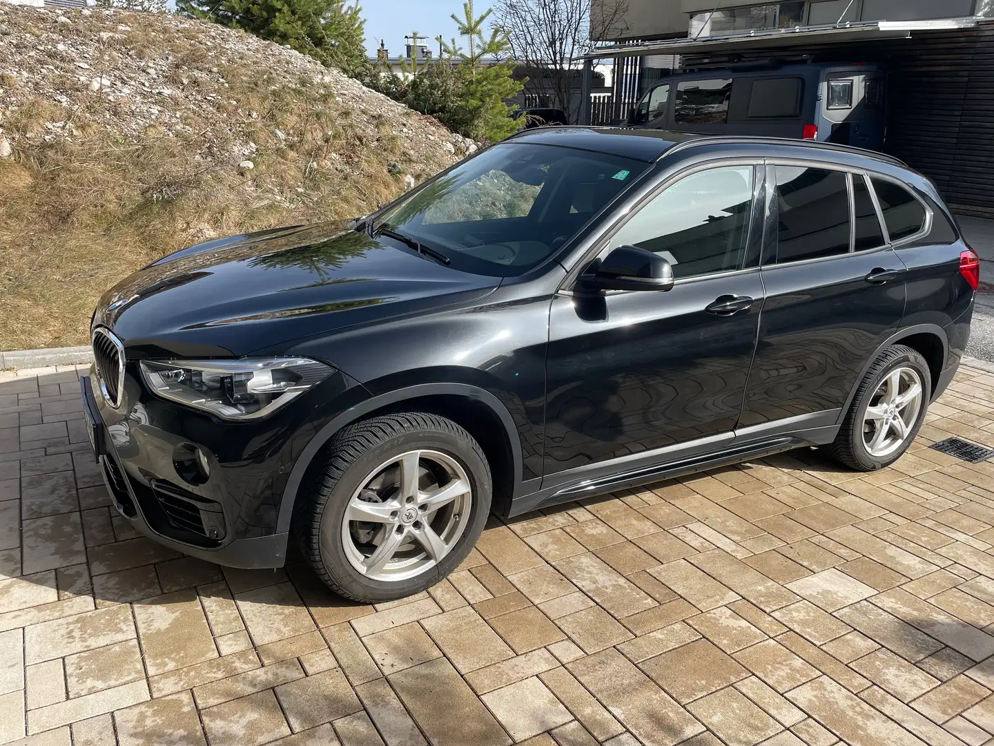 BMW X1 X1 xDrive18d Sport Line Aut. Sport Line Schwarz - 2