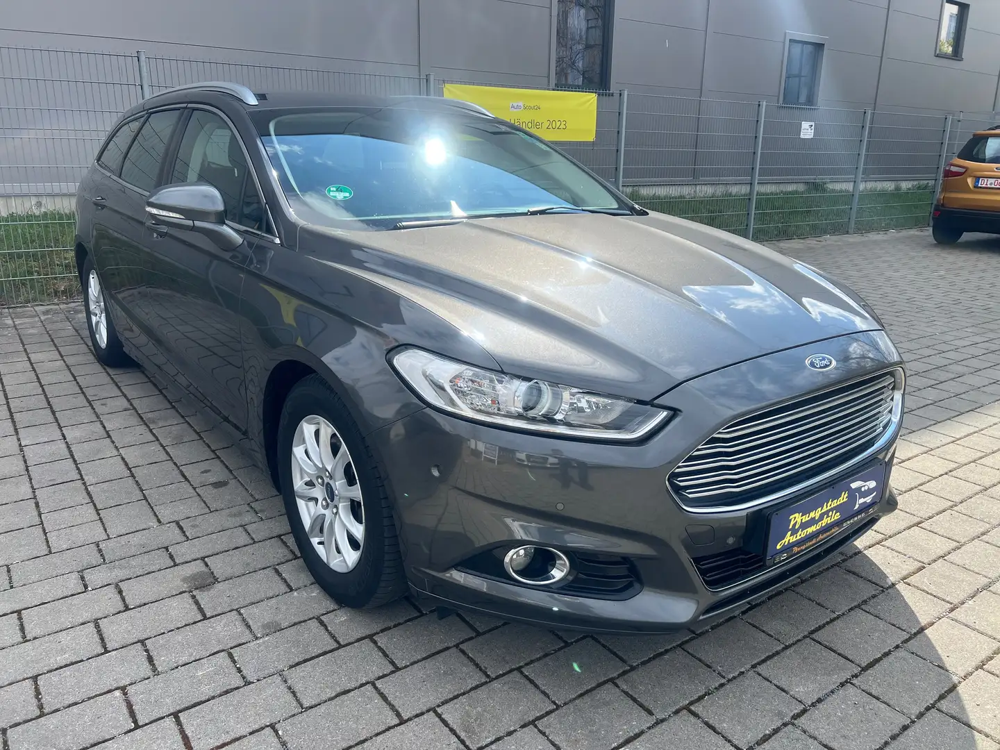 Ford Mondeo Titanium/2Hand/TÜVNeu/Navi/AnhängerKupplung Grijs - 2