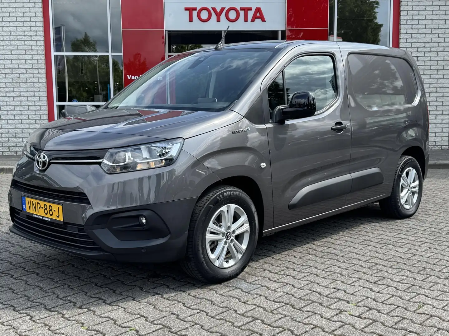 Toyota Proace City FIRST EDITON 50KWH ELECTRIC NL-AUTO 1E-EIG APPLE/A Grijs - 1