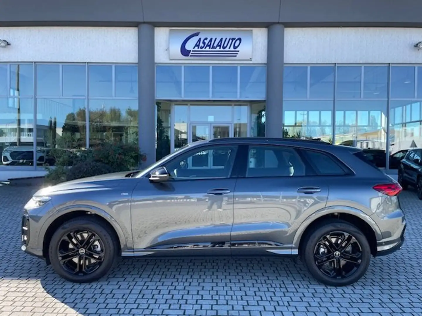 Audi Q5 S Line Edition TDI quattro S Tronic KM.0/TECH PLUS Grau - 1