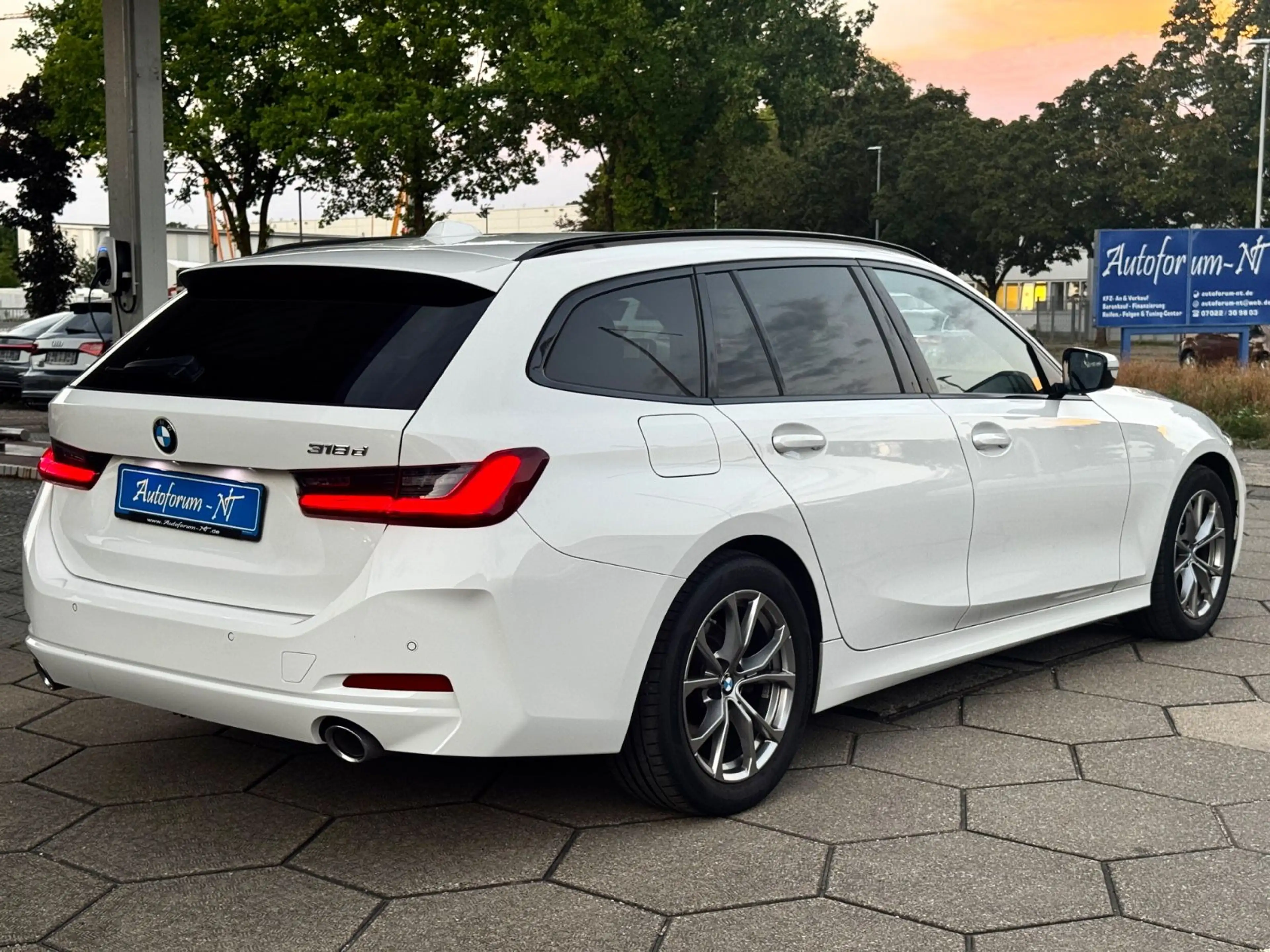 BMW 318 d Touring SPORT/HUD/ACC/AKUSTIKGLAS/AHK — photo 3