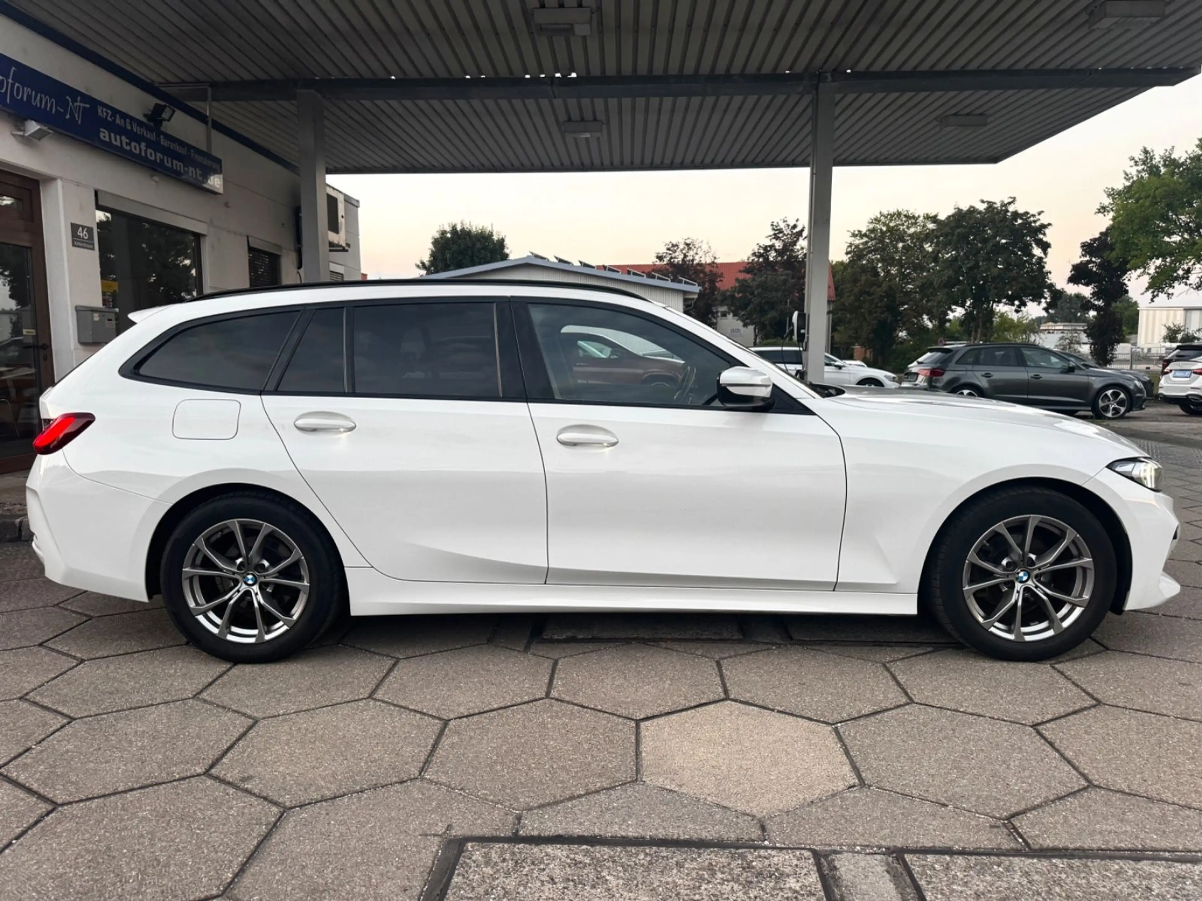 BMW 318 d Touring SPORT/HUD/ACC/AKUSTIKGLAS/AHK — photo 2
