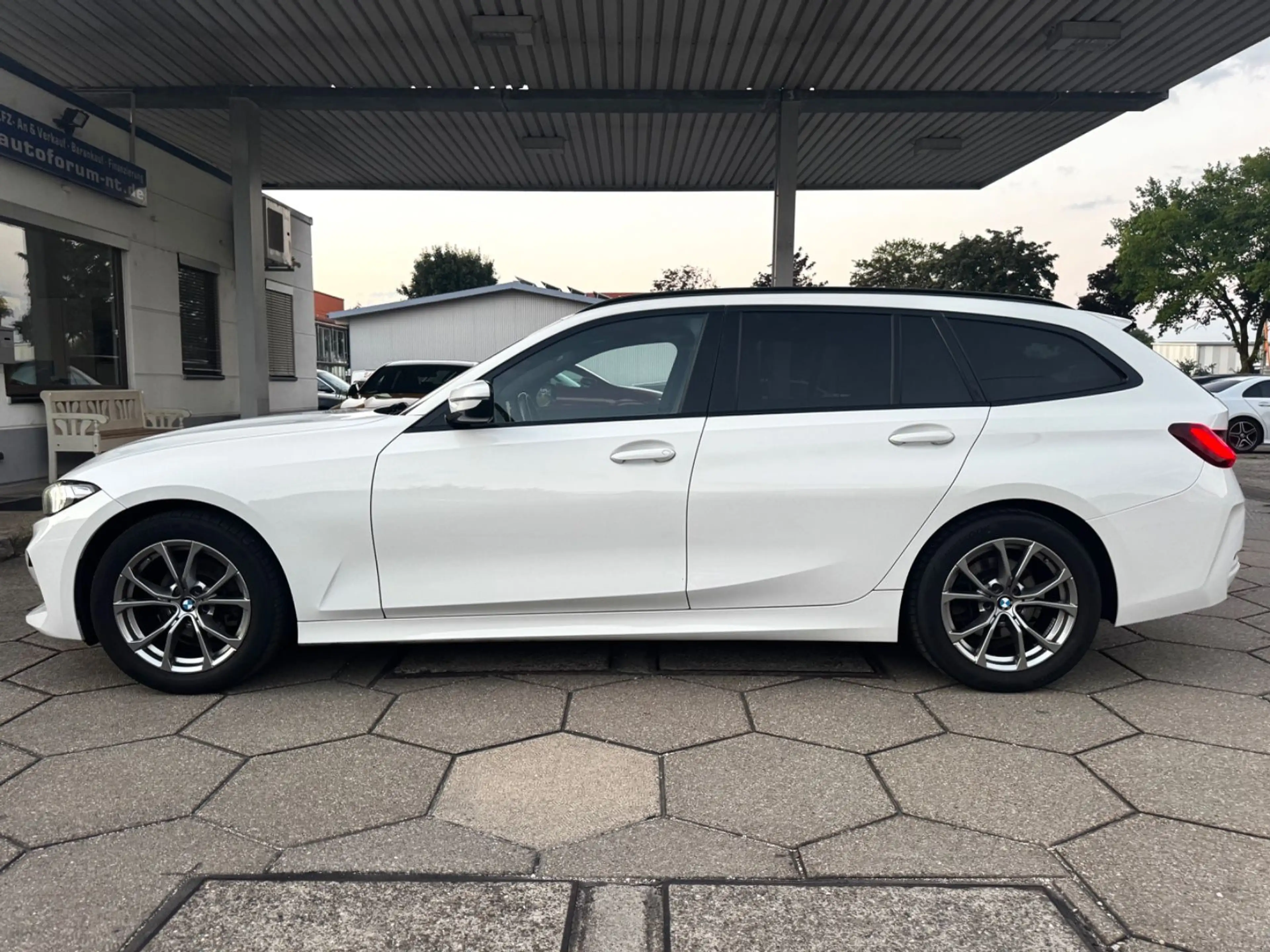 BMW 318 d Touring SPORT/HUD/ACC/AKUSTIKGLAS/AHK — photo 6