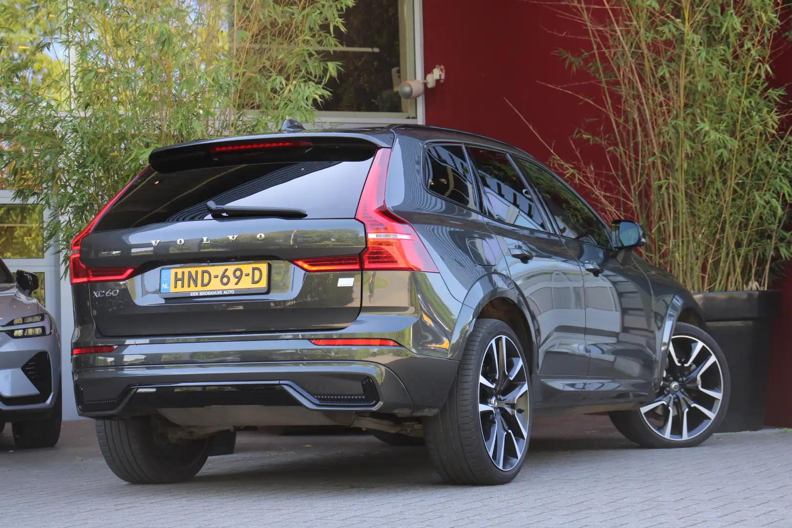 Volvo XC60 2.0 T6 Plug-in hybrid AWD R-Design | Panoramadak | Grijs - 2