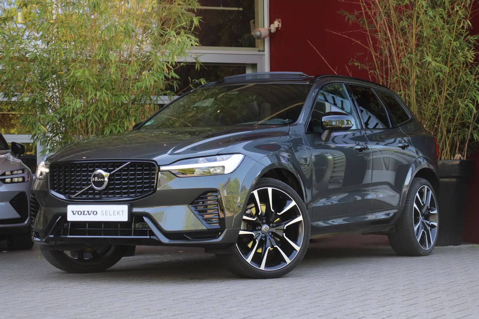 Volvo XC60 2.0 T6 Plug-in hybrid AWD R-Design | Panoramadak | Grijs - 1