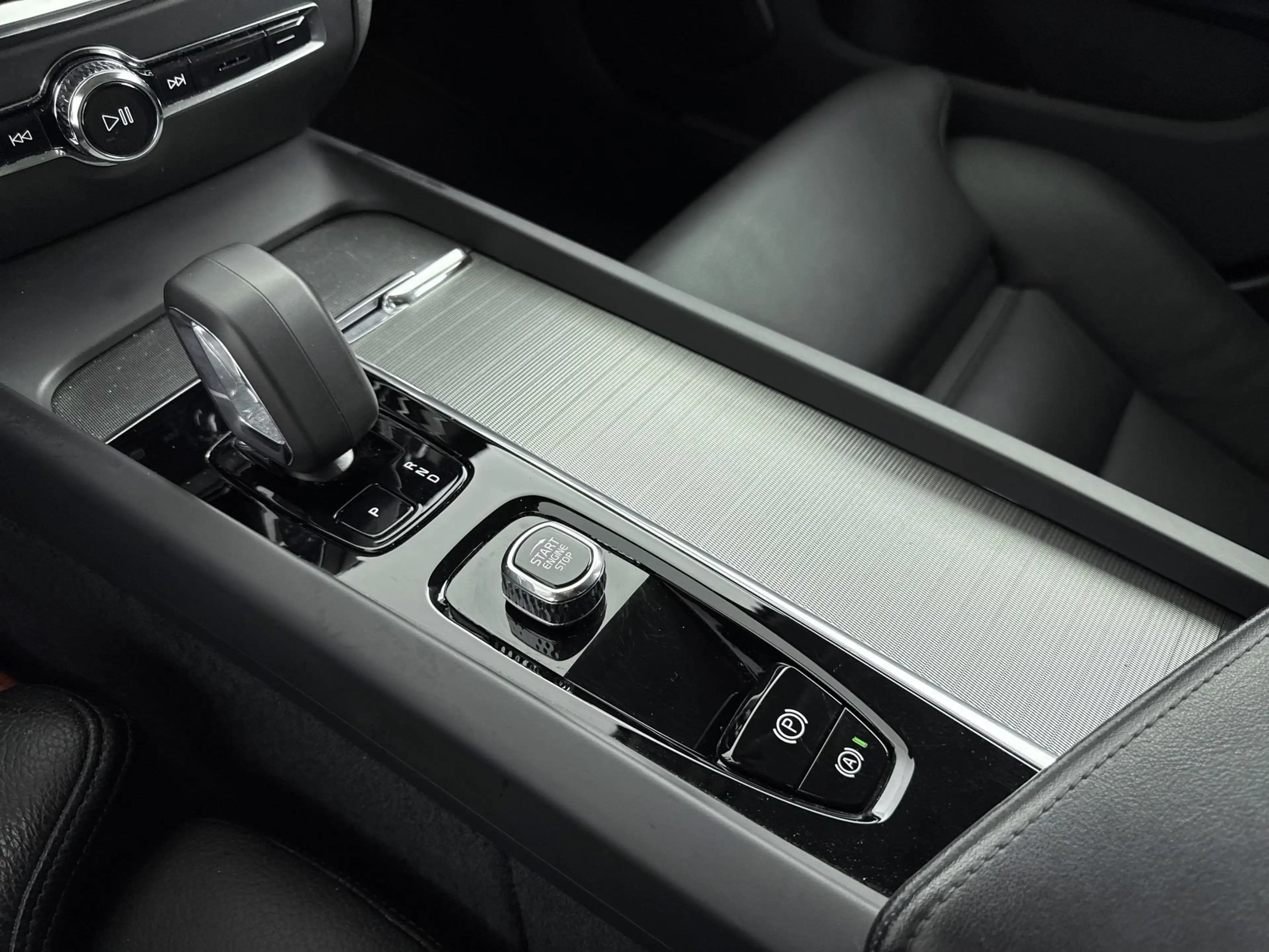 Volvo S60 2.0 B4 Plus Dark | PDC V+A en Camera | Adaptive Cr — photo 19