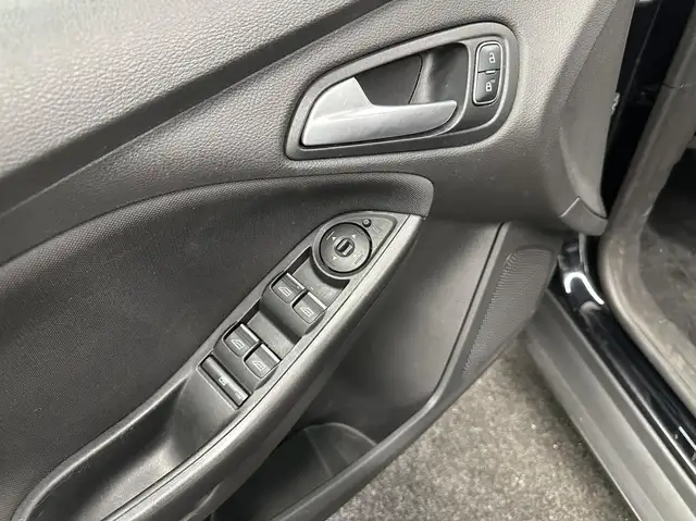 Ford Focus view 16