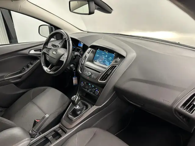 Ford Focus view 12