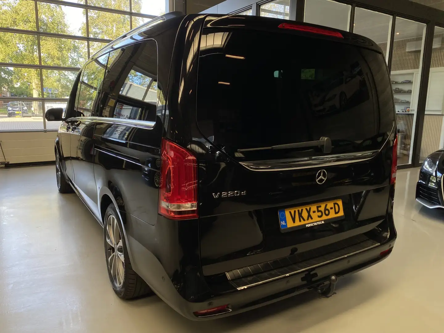 Mercedes-Benz V 220 220d Lang DC Avantgarde Adaptive Cruise, Burmester Zwart - 2