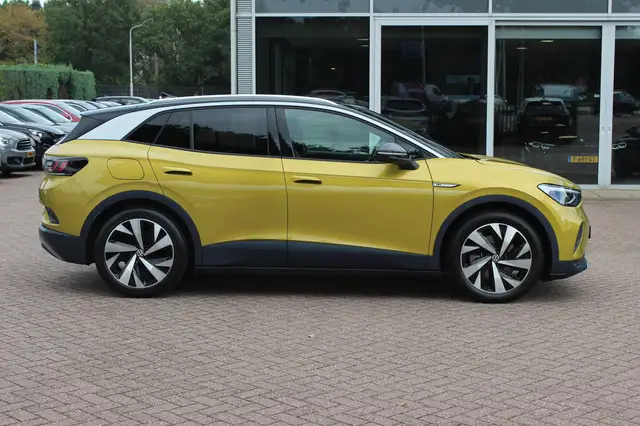 Volkswagen ID.4 view 5