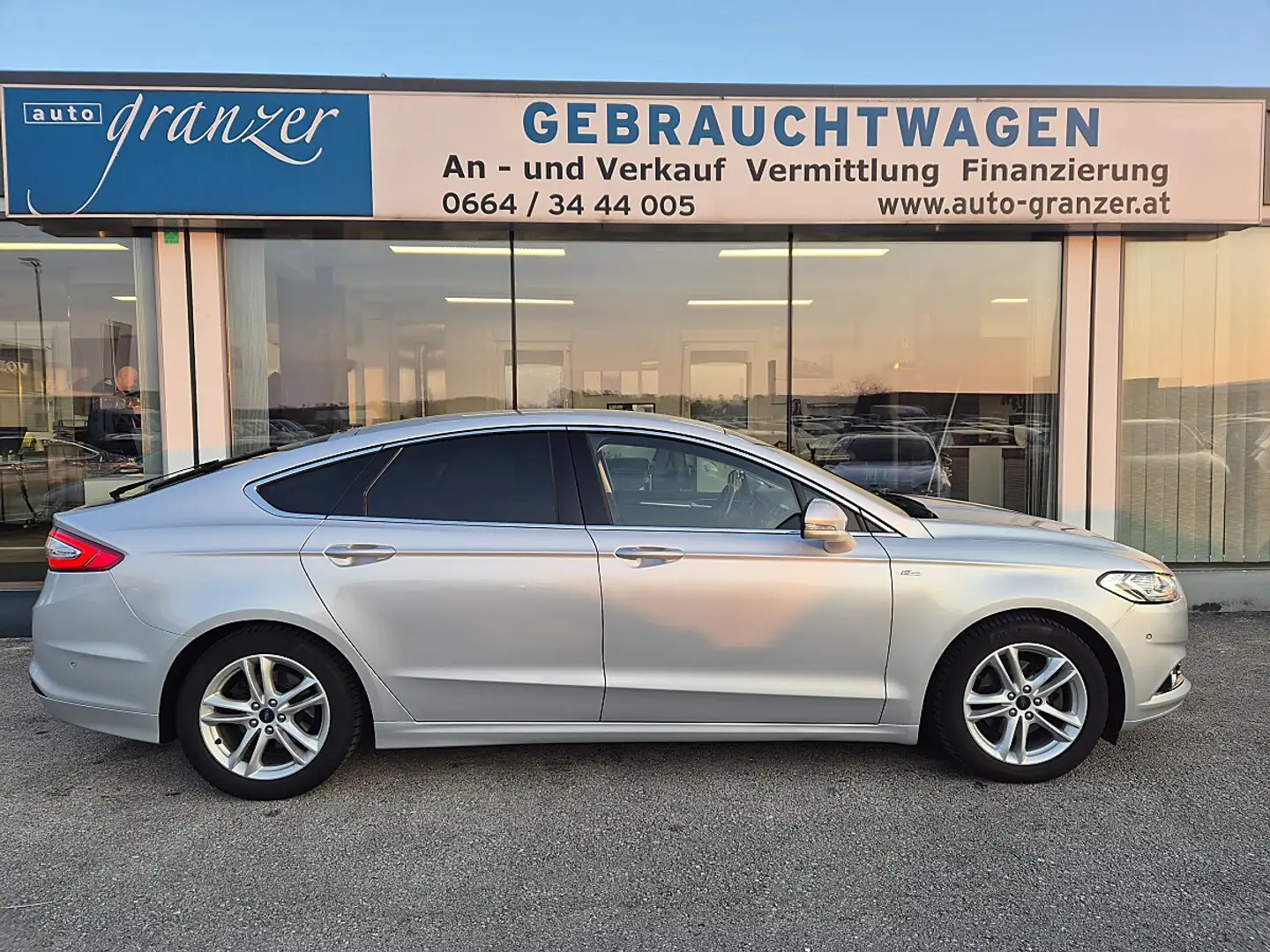 Ford Mondeo Titanium 2,0 TDCi Schwarz - 1