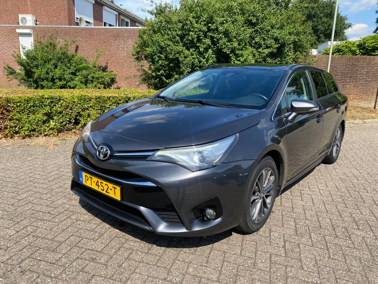 Toyota Avensis Touring Sports 1.6 D-4D-F Lease Pro Grijs - 2