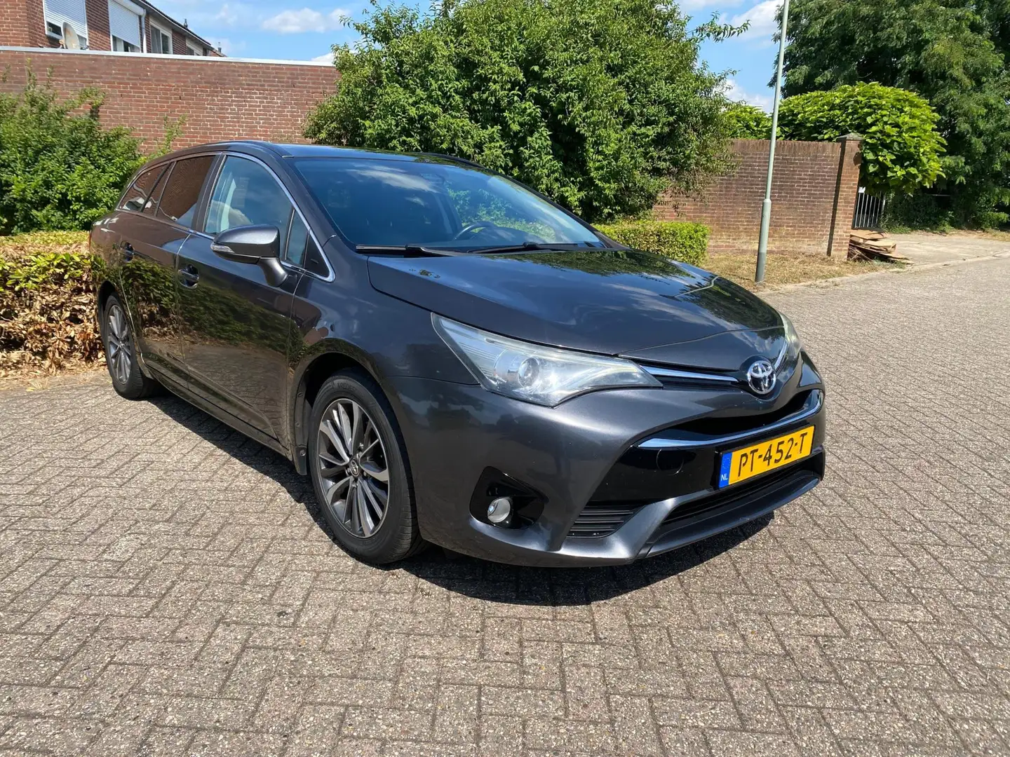Toyota Avensis Touring Sports 1.6 D-4D-F Lease Pro Grijs - 1