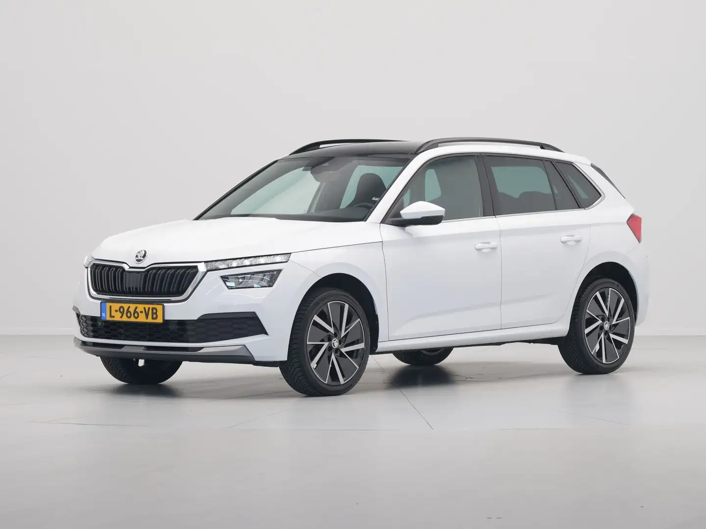 Skoda Kamiq 1.0 TSI 110pk DSG Sport Business Panorama dak 18"l Wit - 2