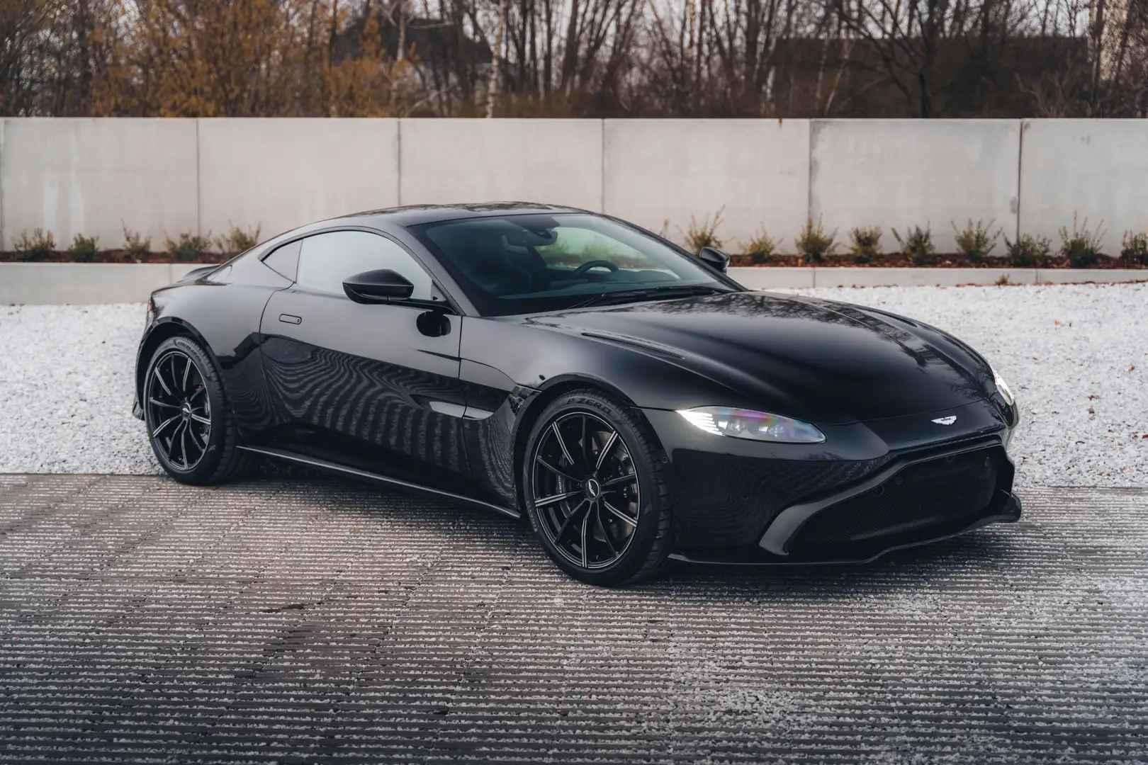 Aston Martin V8 Vantage / Onyx Black / Black Pack Noir - 1