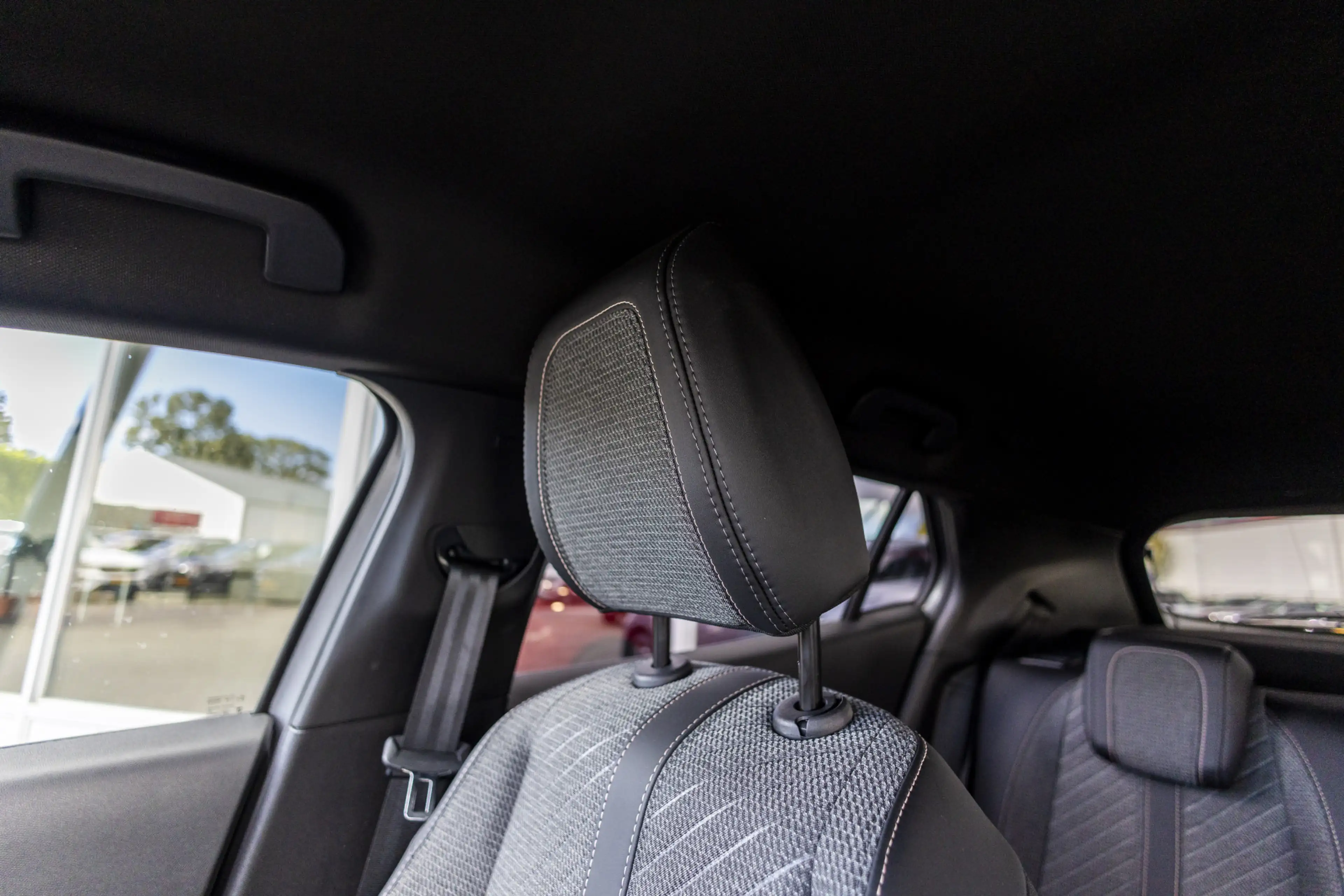 Peugeot e-2008 EV Active Pack 50 kWh | ACC | Carplay | Camera — photo 11