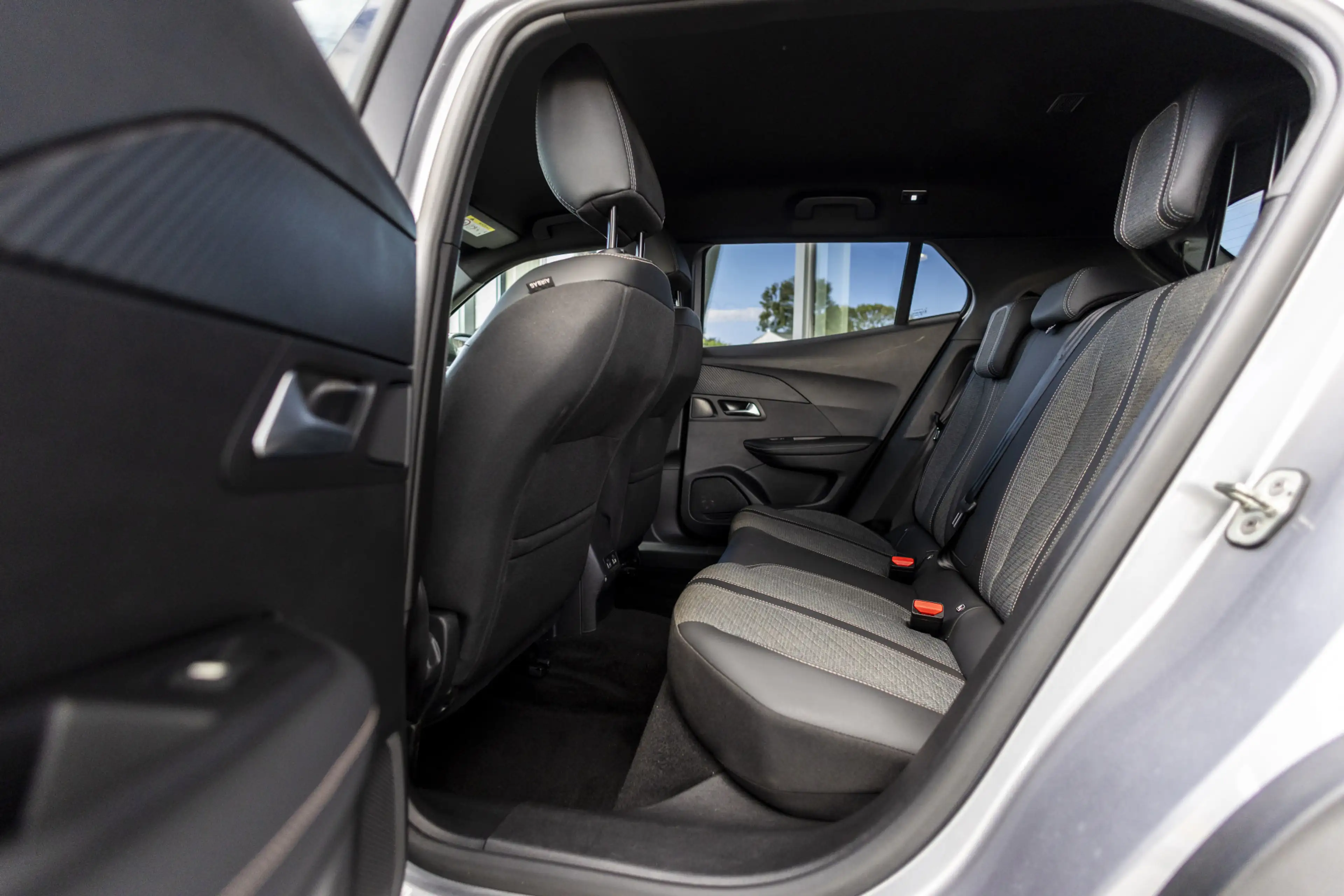 Peugeot e-2008 EV Active Pack 50 kWh | ACC | Carplay | Camera — photo 9