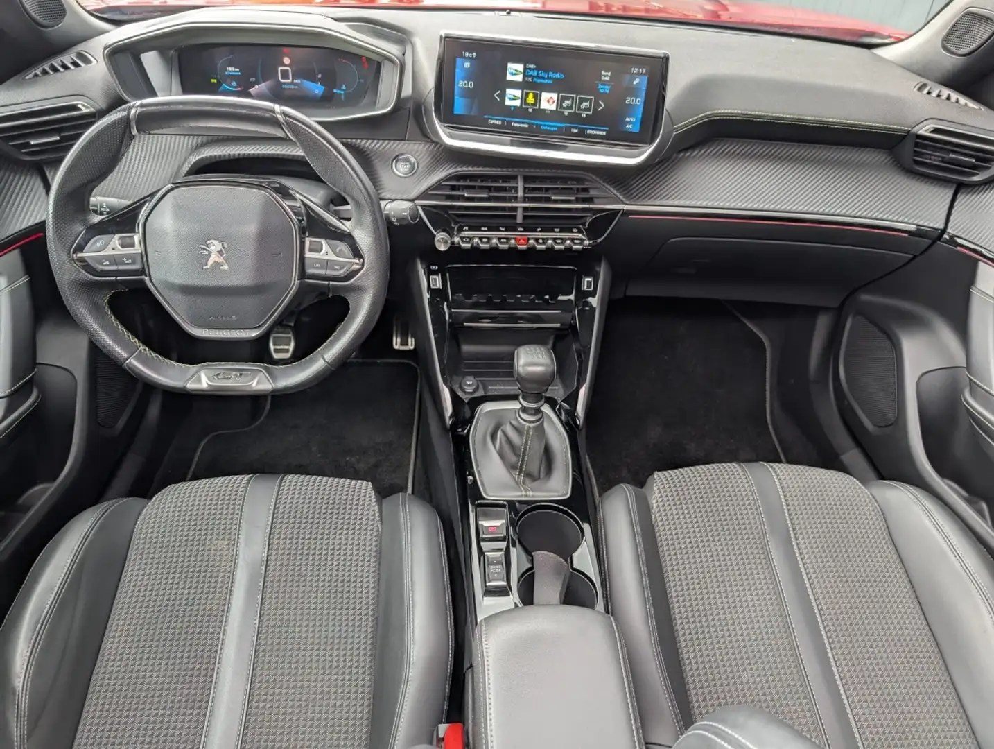 Peugeot 2008 1.2 PureTech GT | Panodak | Apple carplay Rood - 2