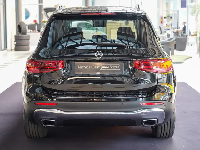 Mercedes-Benz GLB view 4