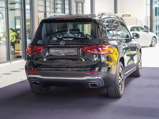 Mercedes-Benz GLB view 3