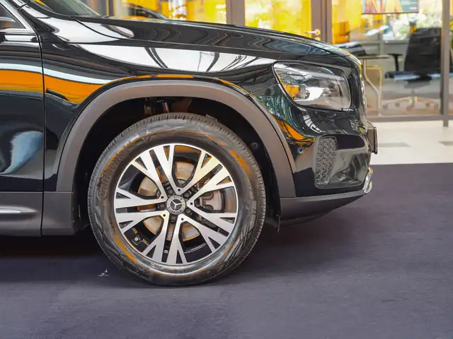 Mercedes-Benz GLB view 2