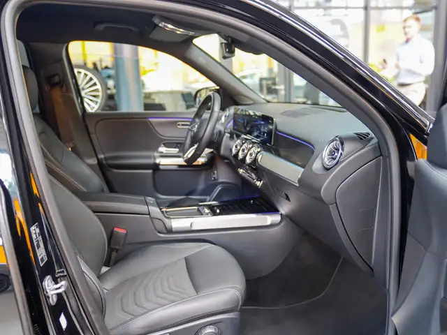 Mercedes-Benz GLB view 10