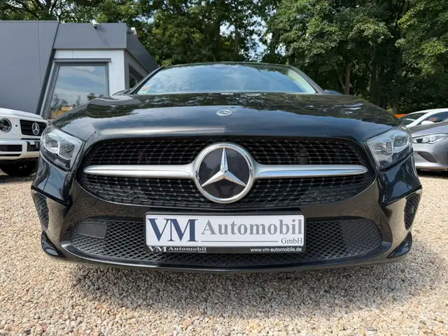 Mercedes-Benz 250 view 2