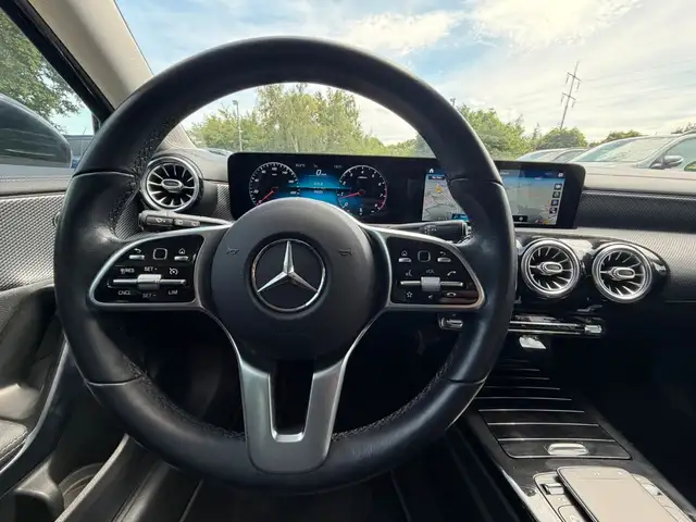 Mercedes-Benz 250 view 11