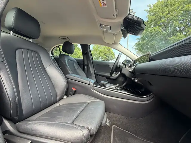 Mercedes-Benz 250 view 9
